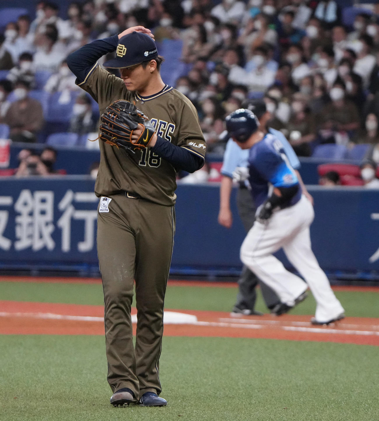 オリックス対西武　7回表西武無死、山川に左越えソロを浴びるオリックス山本（撮影・清水貴仁）