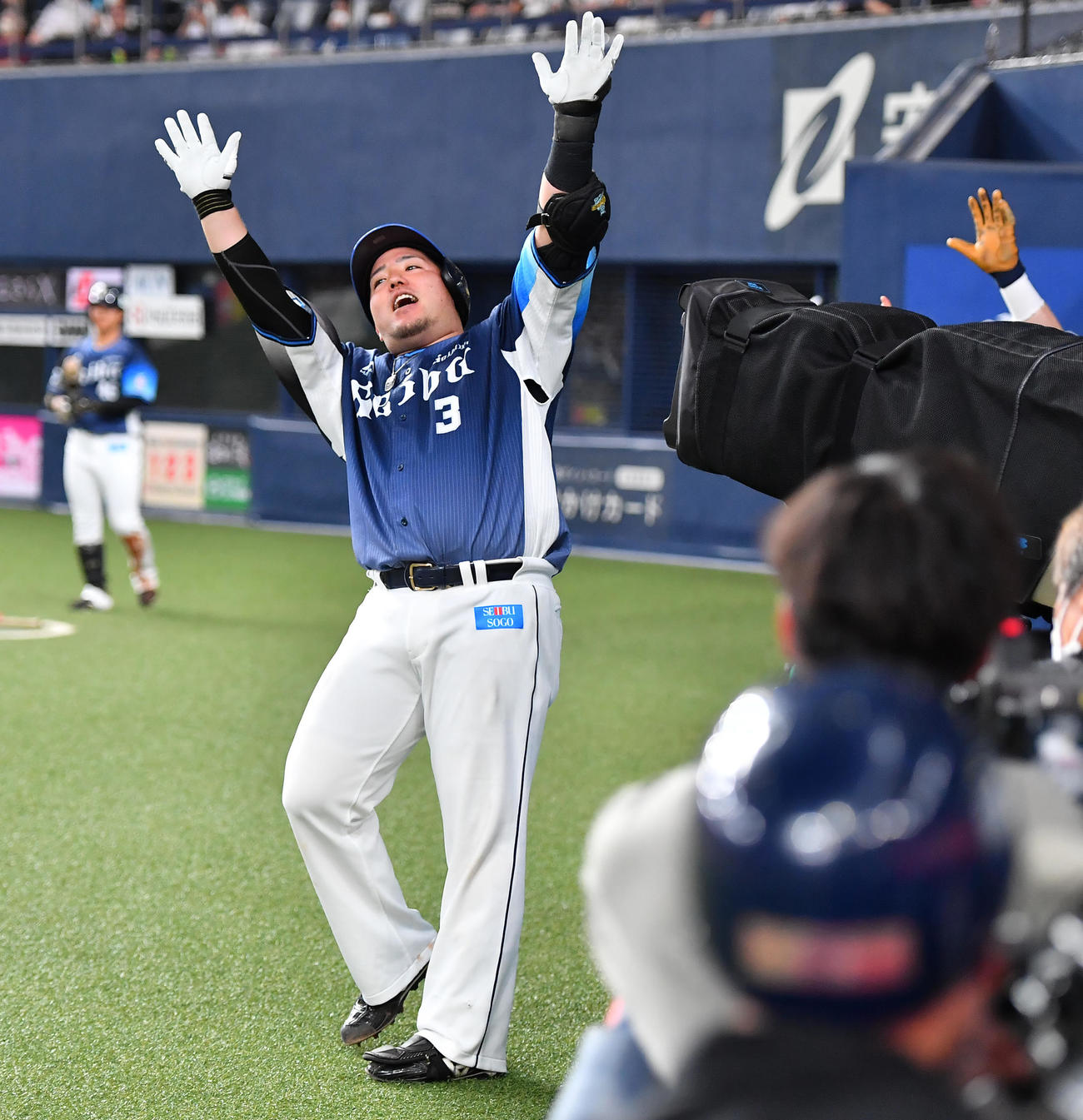 オリックス対西武　7回表西武無死、左越えソロ本塁打を放ちどすこいポーズをみせる山川（撮影・清水貴仁）