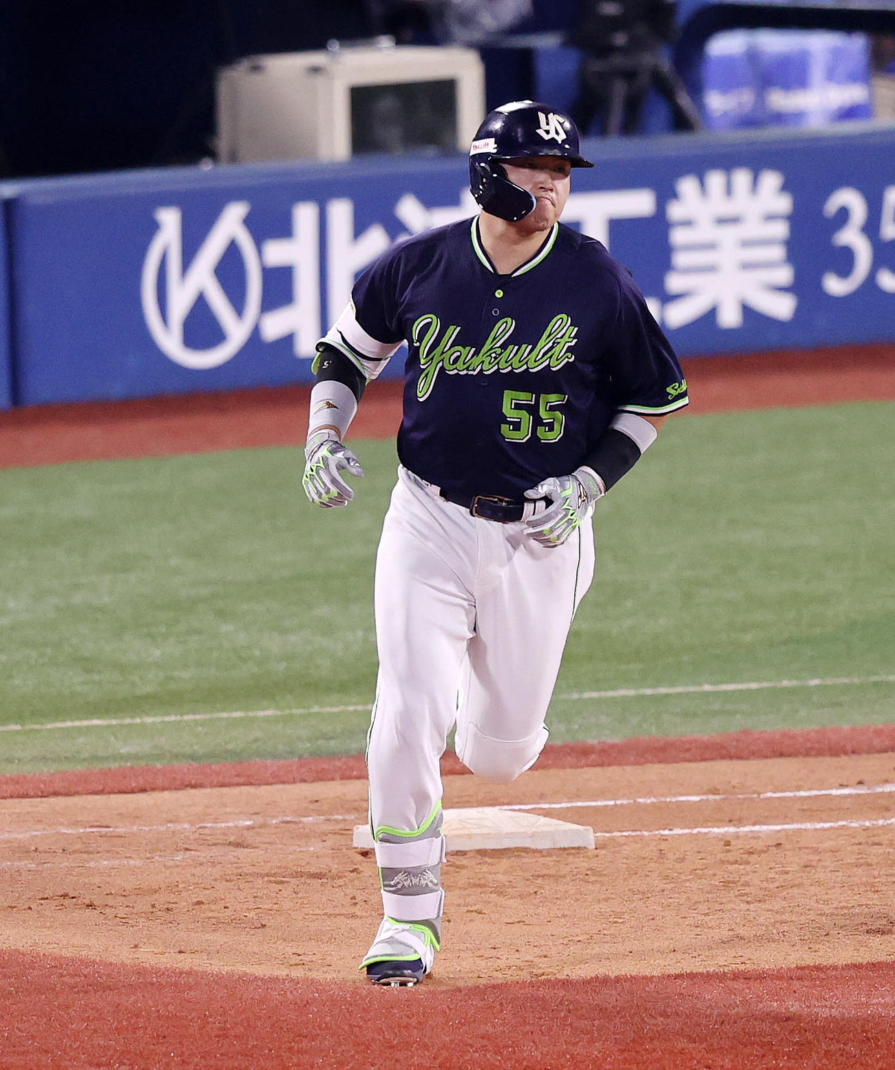 DeNA対ヤクルト　7回表ヤクルト2死、村上は右越えソロ本塁打を放ち満足そうな表情をする（撮影・鈴木正人）