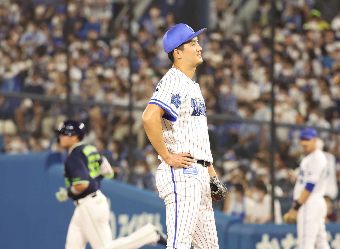 7回表ヤクルト1死、村上は右越えに2打席連続本塁打を打たれた三上（撮影・丹羽敏通）