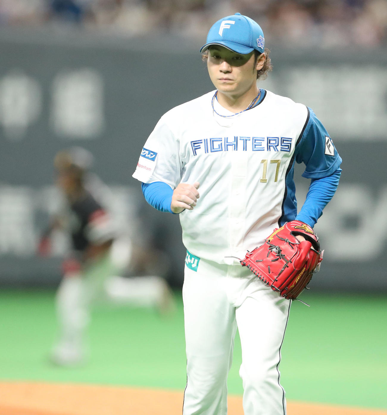 日本ハム対ソフトバンク　5回表ソフトバンク1死一、二塁、デスパイネ（左後方）に適時二塁打を打たれる伊藤（撮影・佐藤翔太）