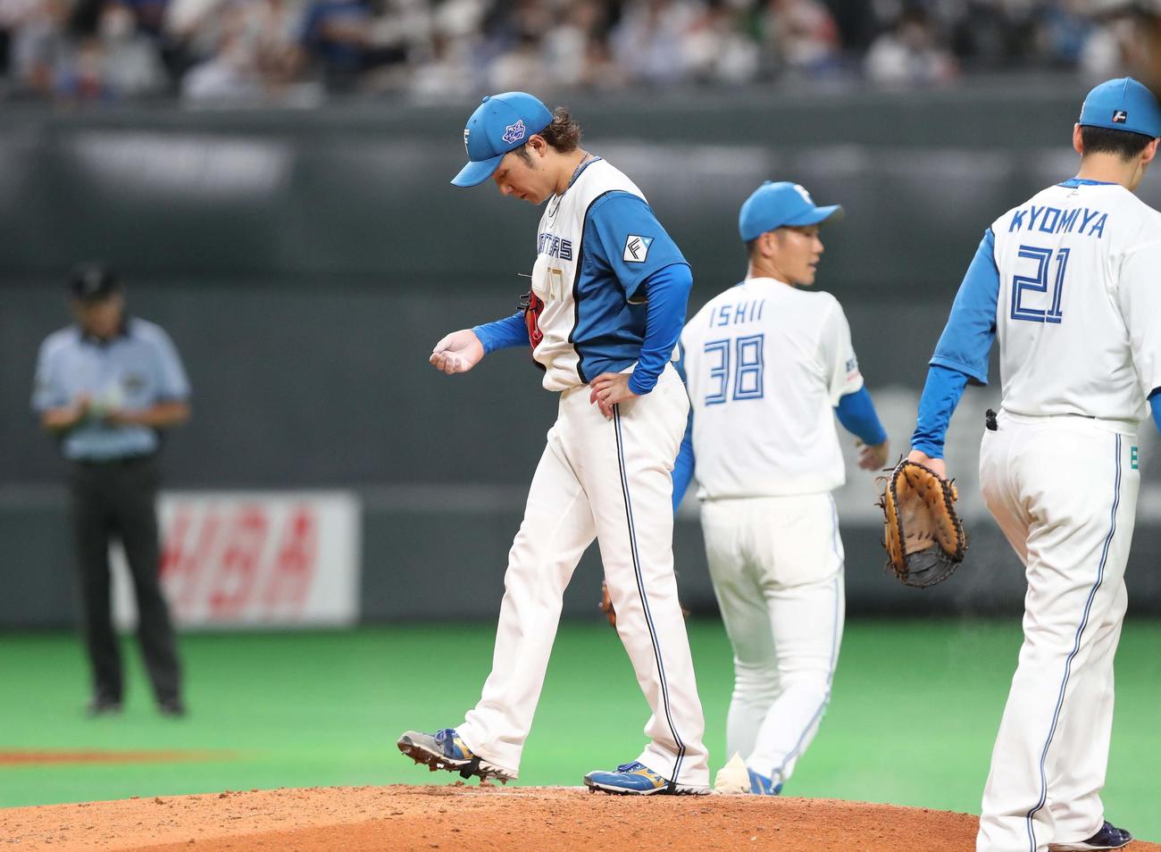 日本ハム対ソフトバンク　5回に3失点し渋い表情の伊藤（撮影・黒川智章）