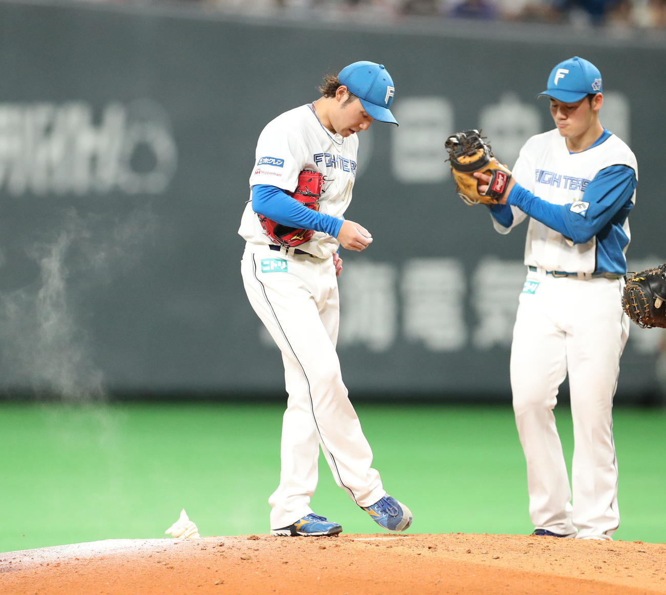 日本ハム対ソフトバンク　5回表ソフトバンク1死二塁、野村大に適時二塁打を打たれマウンドでうつむく伊藤（撮影・佐藤翔太）