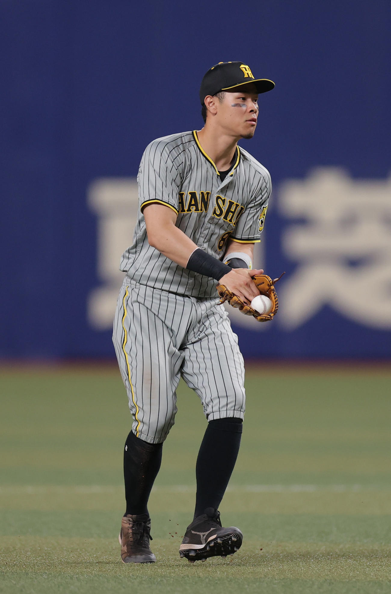 7回裏中日無死一塁、後藤の二飛を捕球する佐藤輝明（撮影・前田充）