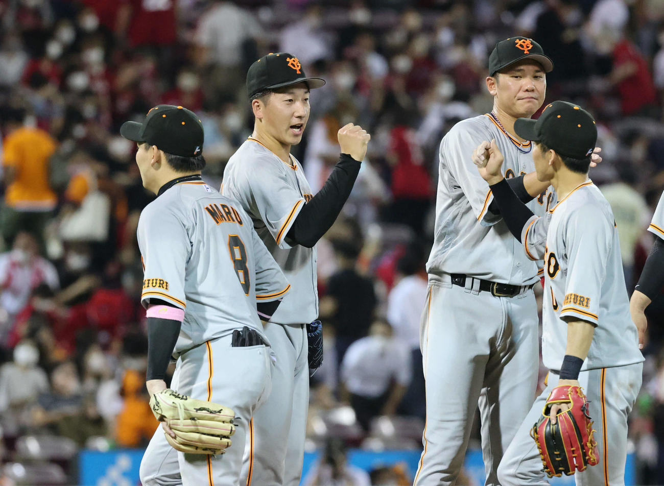広島対巨人　30セーブをあげた巨人抑えの大勢（中央）（撮影・加藤孝規）