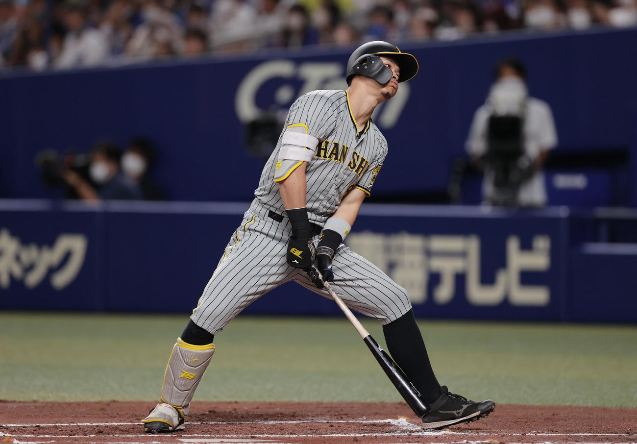 中日対阪神　2回表阪神無死、見逃し三振に倒れる佐藤輝（撮影・前田充）