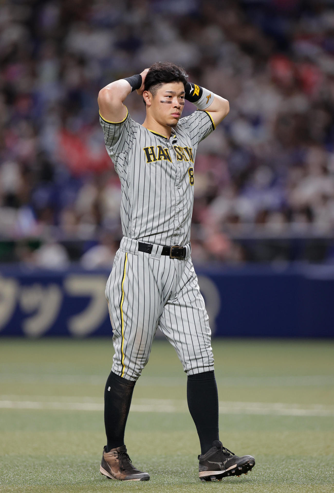中日対阪神　7回表阪神2死二、三塁、左飛に倒れ、頭を抱えて悔しがる佐藤輝（撮影・前田充）