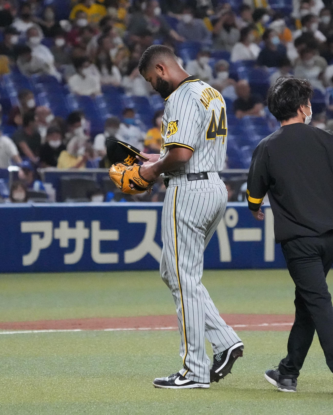 中日対阪神　6回裏中日無死一塁、マウンドを降りるアルカンタラ（撮影・森本幸一）