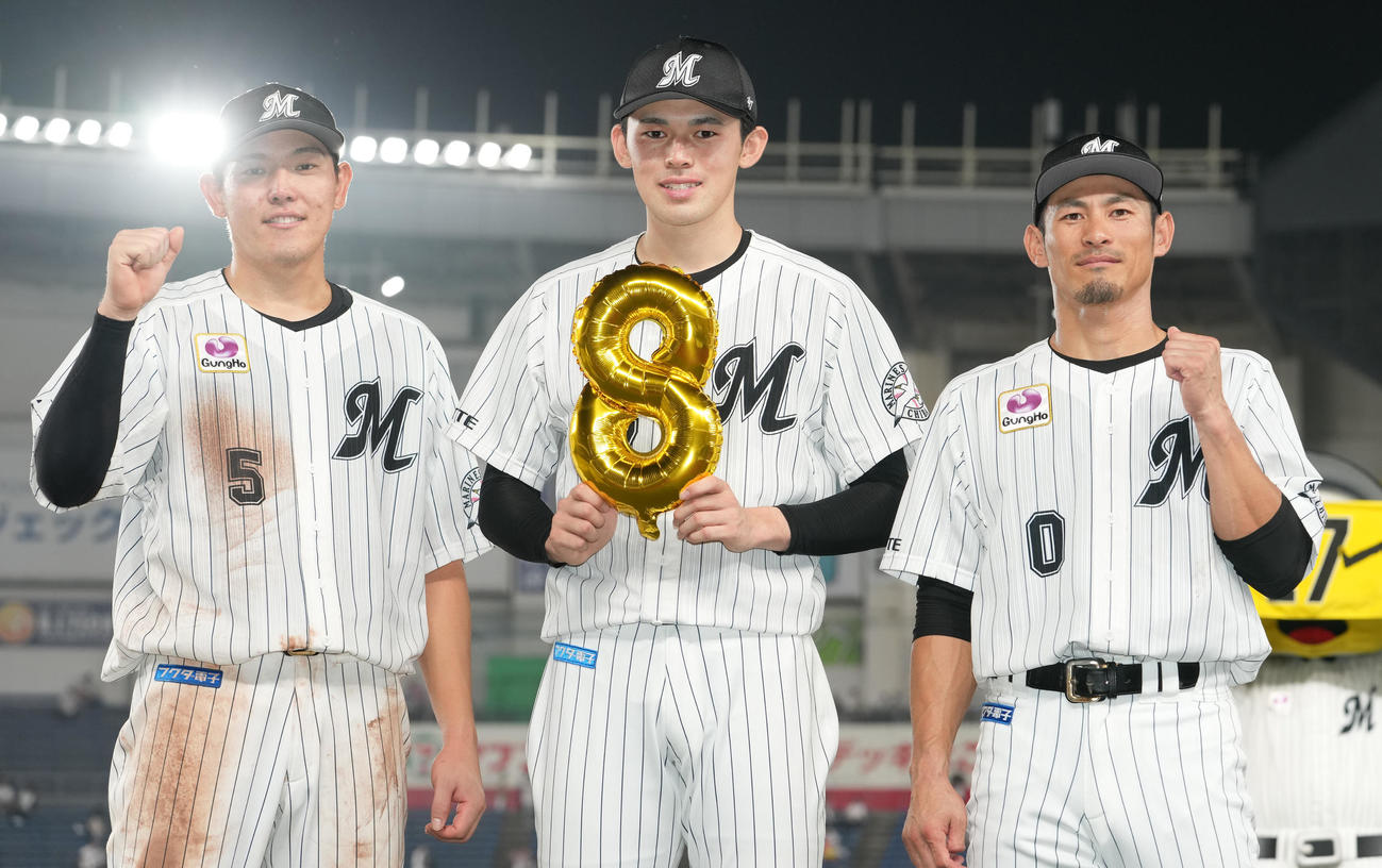 ロッテ対楽天　7回無失点で今季8勝目のロッテ佐々木朗（中央）は安田（左）、荻野（右）と笑顔で記念撮影（撮影・鈴木みどり）