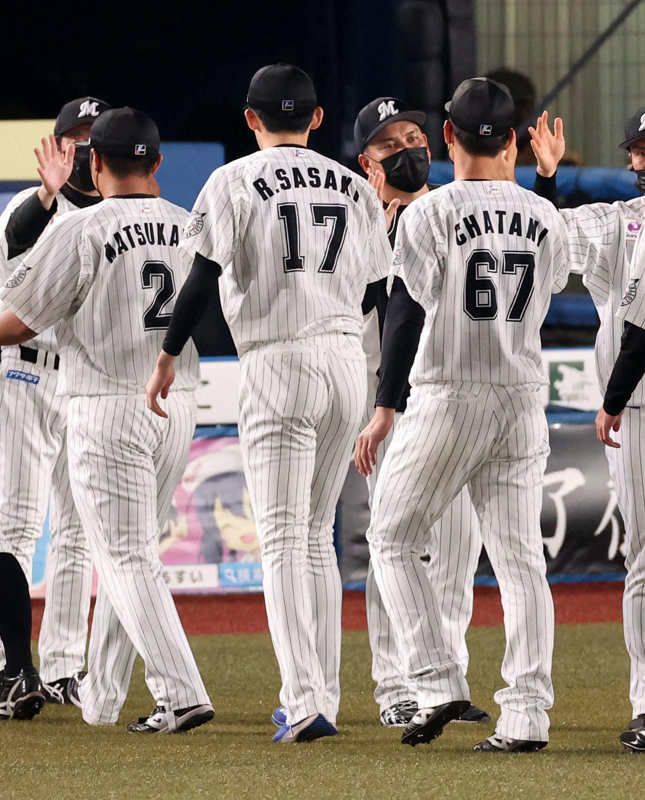 ロッテ対楽天　8勝目を挙げたロッテ佐々木朗（手前）を迎える井口監督（撮影・浅見桂子）