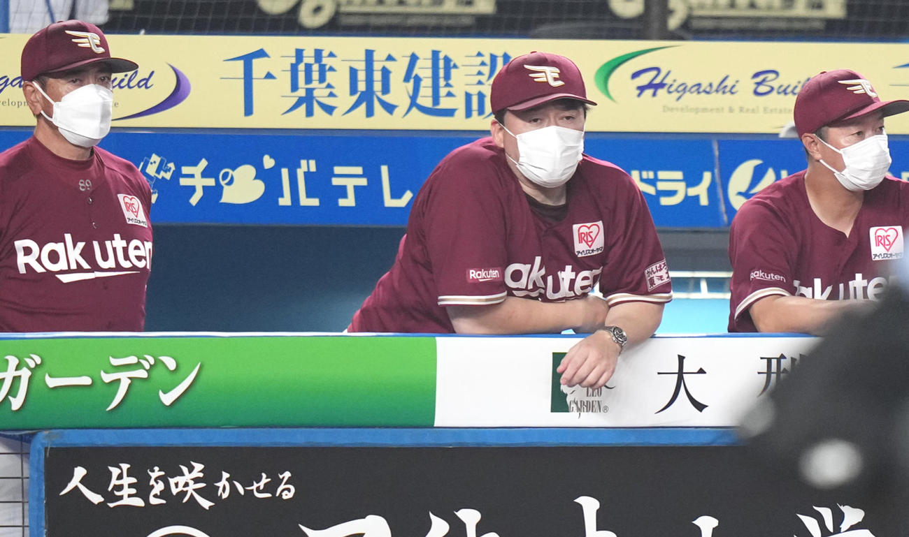 ベンチで浮かない表情の楽天石井GM兼監督（中央）（撮影・鈴木みどり）
