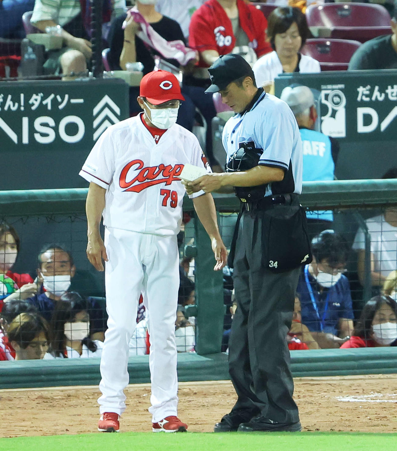 広島対巨人　8回裏を終え、選手交代を告げる河田代行監督（左）（撮影・河田真司）