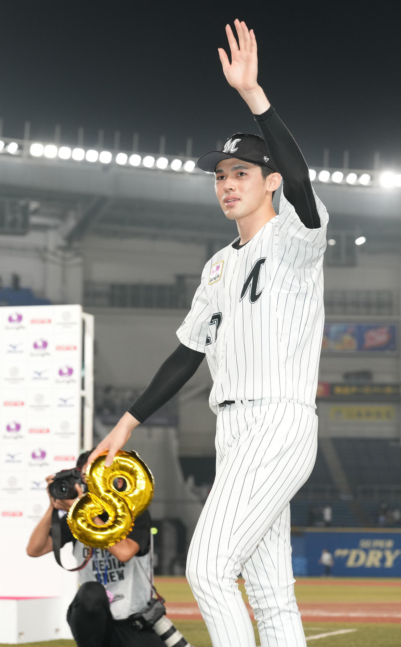 ロッテ対楽天　7回無失点で勝利投手のロッテ佐々木朗はファンの声援に応える（撮影・鈴木みどり）