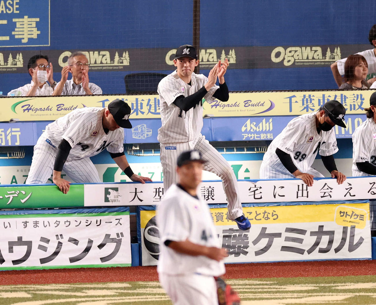 ロッテ対楽天　8勝目を決めた瞬間、拍手でベンチから出るロッテ佐々木朗（中央）（撮影・浅見桂子）