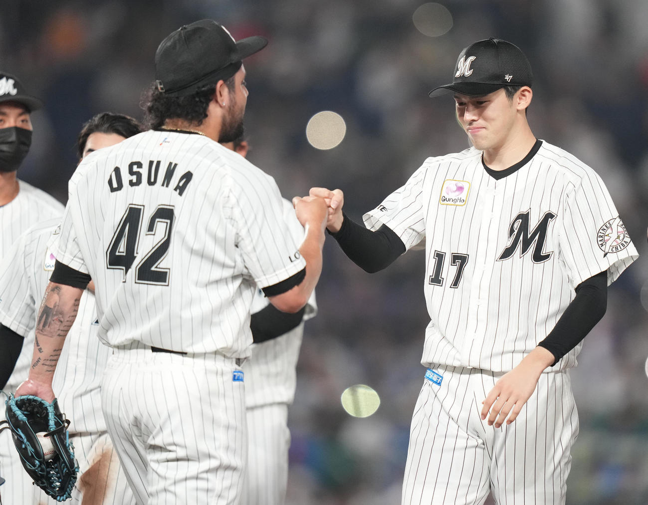ロッテ対楽天　7回無失点で勝利投手のロッテ佐々木朗（右）はオスナと笑顔でグータッチ（撮影・鈴木みどり）