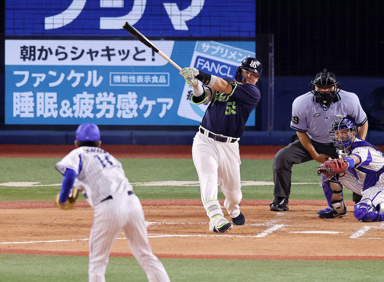 DeNA対ヤクルト　6回表ヤクルト無死一、二塁、村上は右越え3点本塁打を放つ（撮影・鈴木正人）