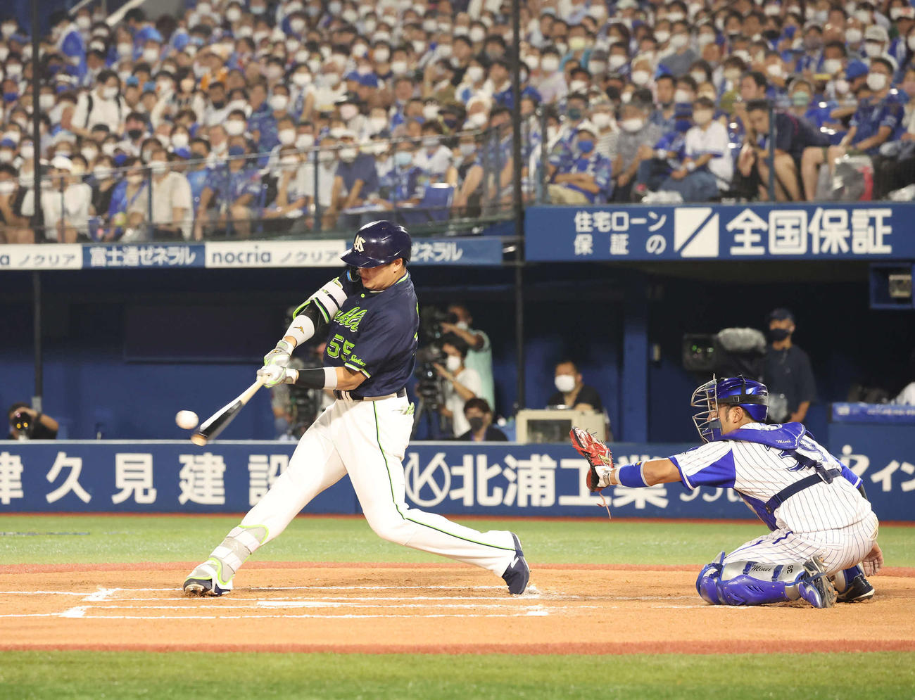 DeNA対ヤクルト　6回表ヤクルト無死一、二塁、村上は通算150号となる先制の3点本塁打を放つ（撮影・丹羽敏通）