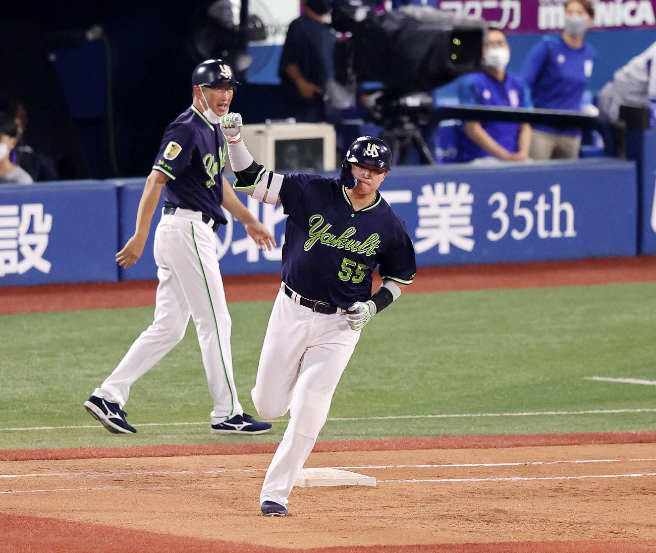 DeNA対ヤクルト　6回表ヤクルト無死一、二塁、村上は右越え3点本塁打を放ちガッツポーズ（撮影・鈴木正人）