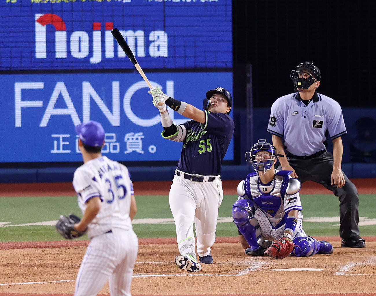 7回表ヤクルト2死、2打席連続の47号右越えソロ本塁打を放つ村上宗隆（撮影・鈴木正人）