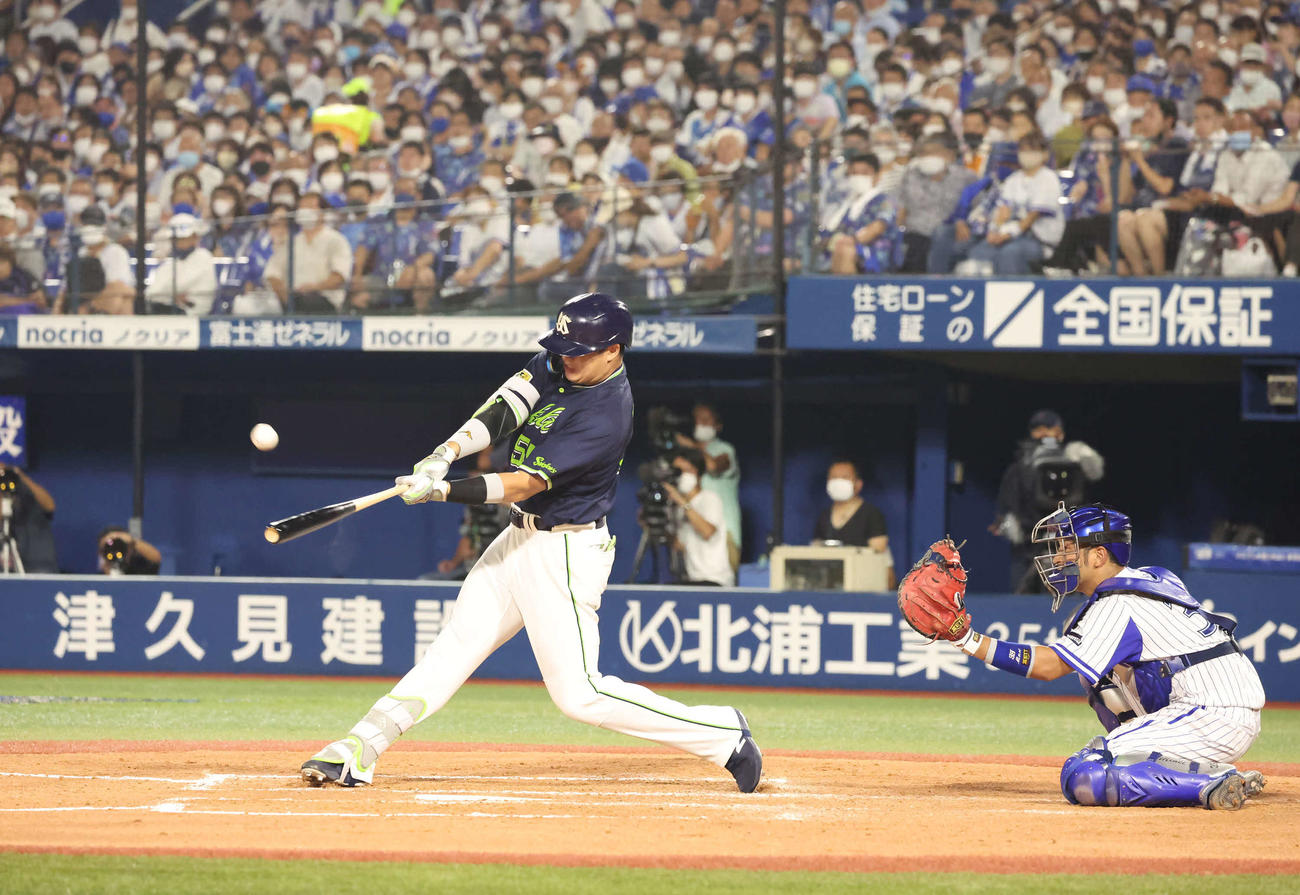 DeNA対ヤクルト　7回表ヤクルト1死、村上は右越えに2打席連続本塁打を放つ。捕手嶺井（撮影・丹羽敏通）