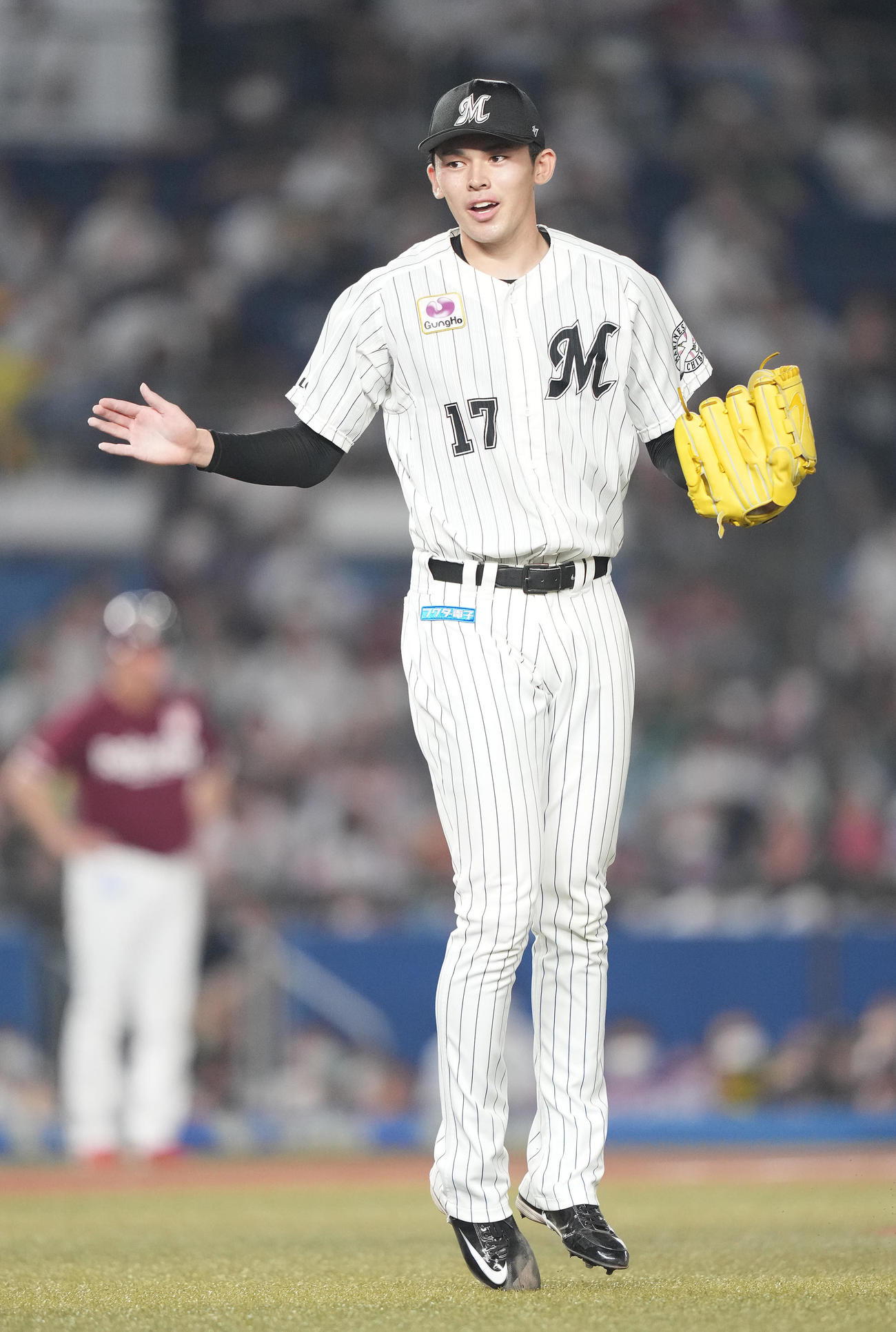 ロッテ対楽天　6回表楽天1死一塁、島内を遊ゴロ併殺に仕留め笑顔の佐々木朗（撮影・鈴木みどり）