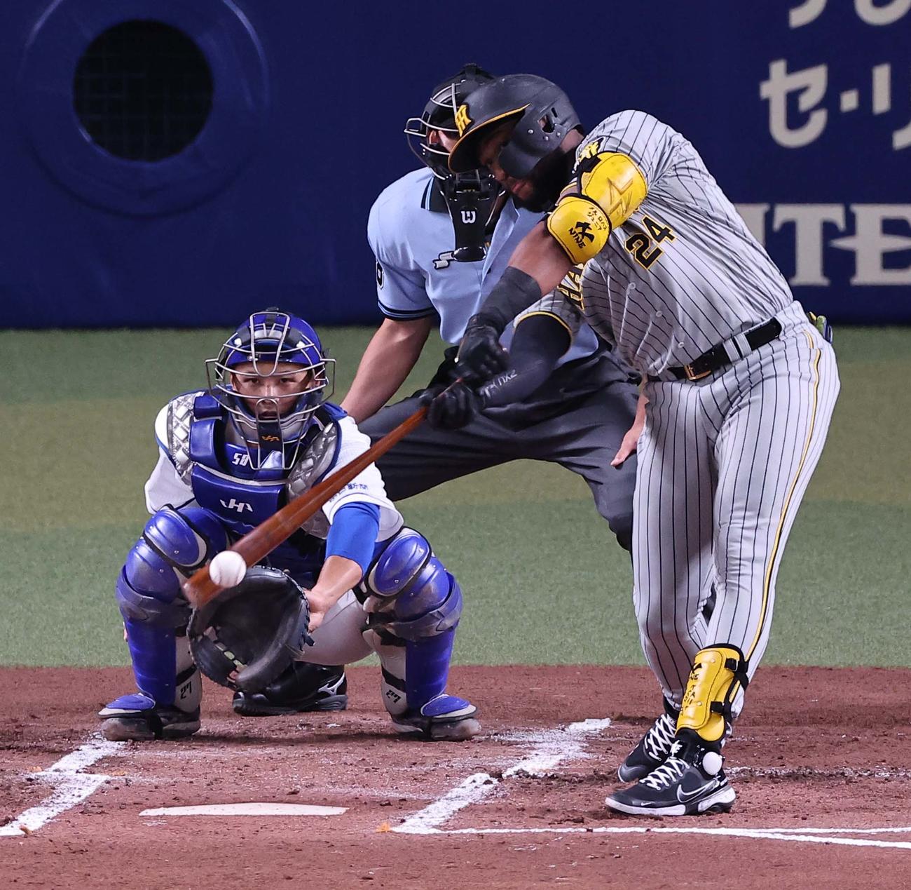 阪神対中日　2回表阪神2死、ロハス・ジュニアは中前安打を放つ（撮影・上田博志）