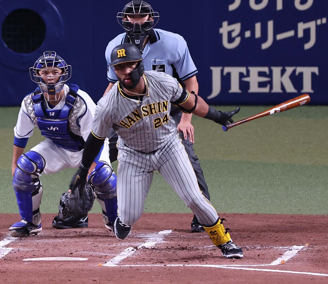 阪神対中日　2回表阪神2死、ロハス・ジュニアは中前安打を放つ（撮影・上田博志）
