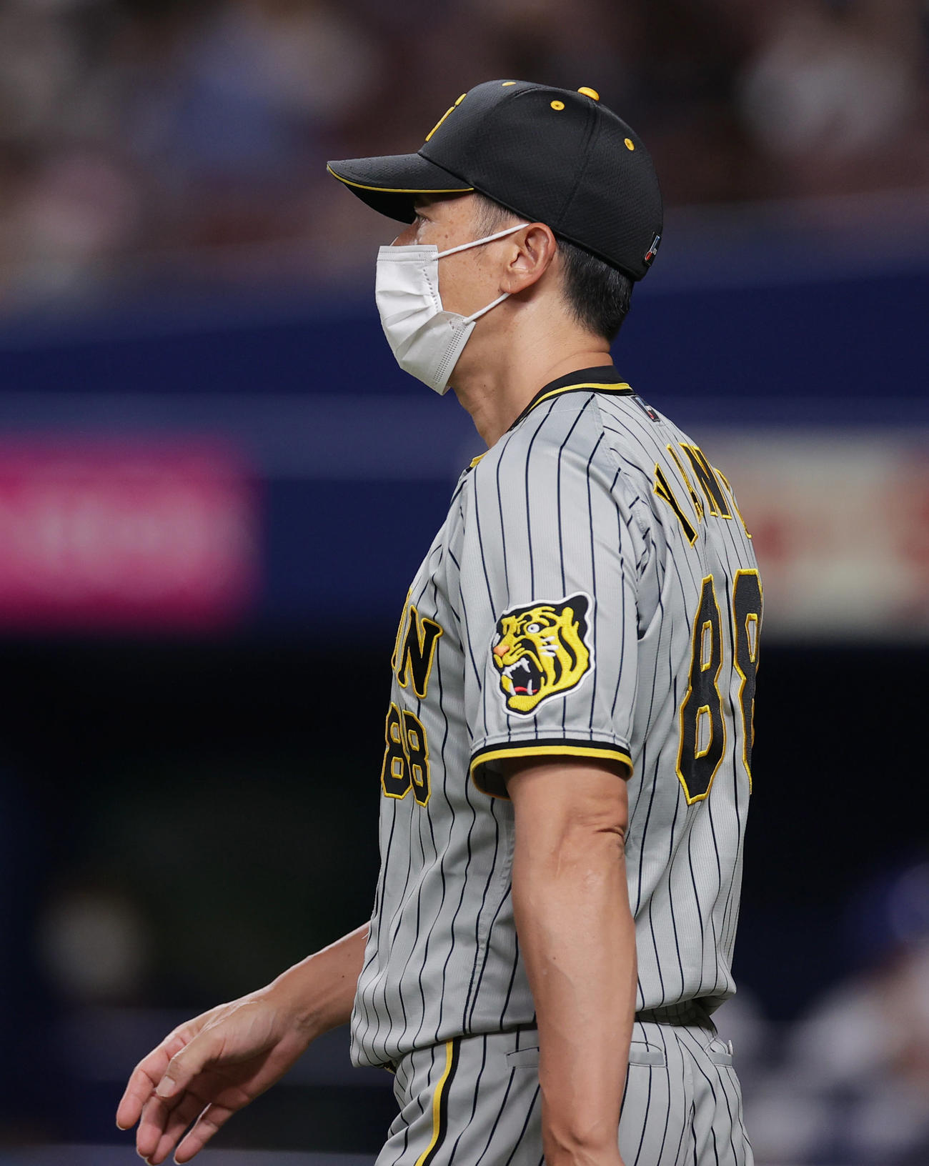 中日対阪神　4回裏、投手交代を告げる阪神矢野監督（撮影・前田充）