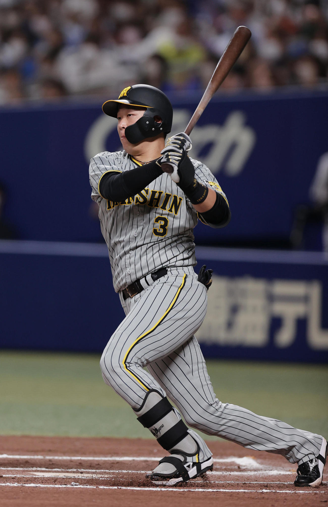 中日対阪神　6回表阪神1死一塁、三塁ベースに当たる内野安打を放つ大山（撮影・前田充）