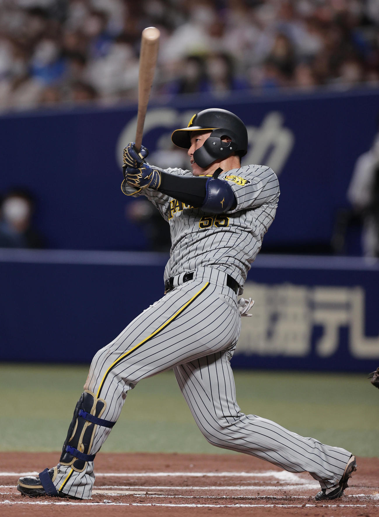 中日対阪神　6回表阪神2死一、二塁、左越え2点適時二塁打を放つ陽川（撮影・前田充）