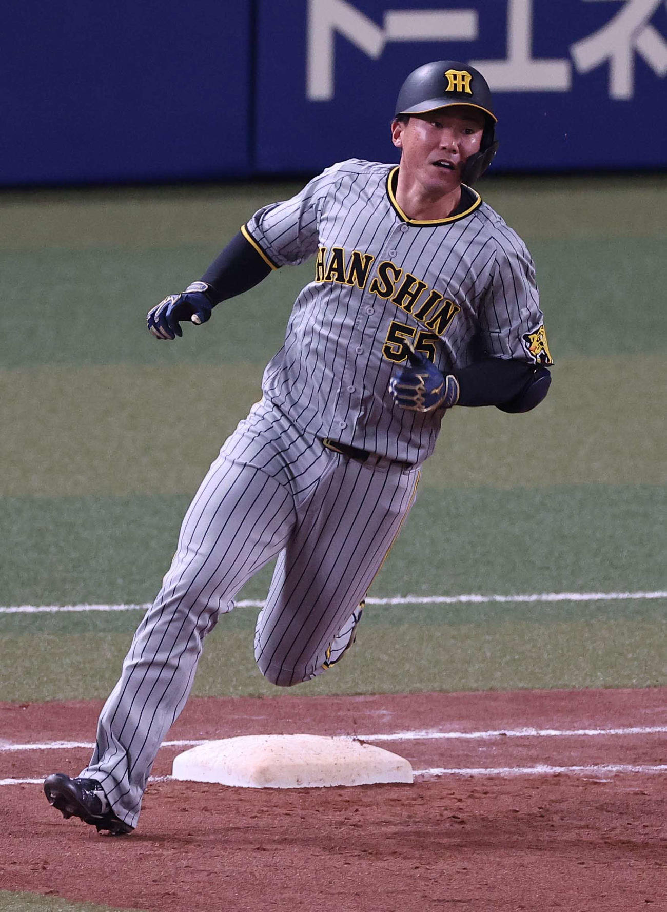 阪神対中日　6回表阪神2死一、二塁、陽川は左越え2点適時二塁打を放つ（撮影・上田博志）