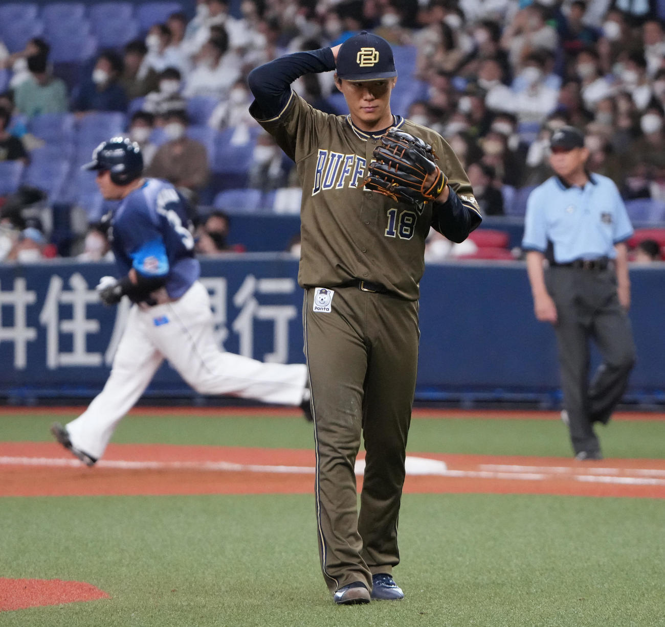 オリックス対西武　7回表西武無死、山川に左越えソロを浴びるオリックス山本（撮影・清水貴仁）