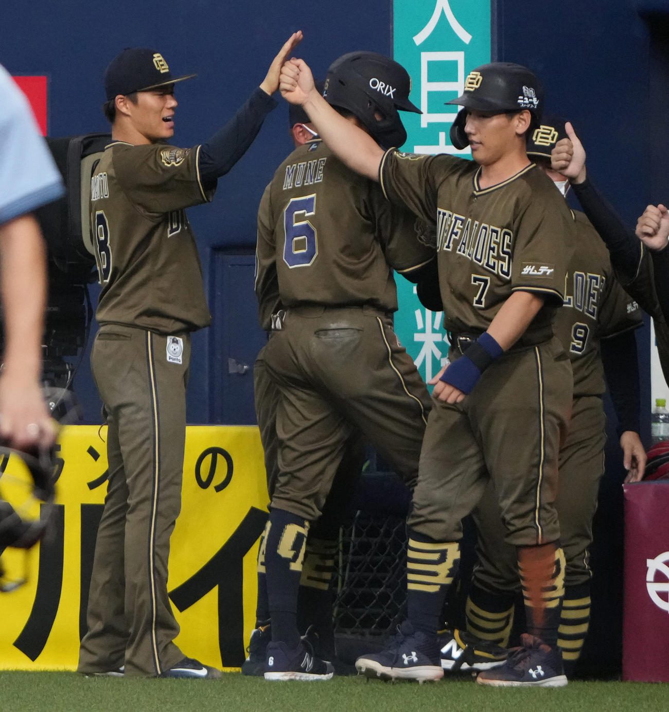 オリックス対西武　4回裏オリックス1死一、三塁、宗の中犠飛で生還した吉田正（右）とタッチを交わす山本（撮影・清水貴仁）