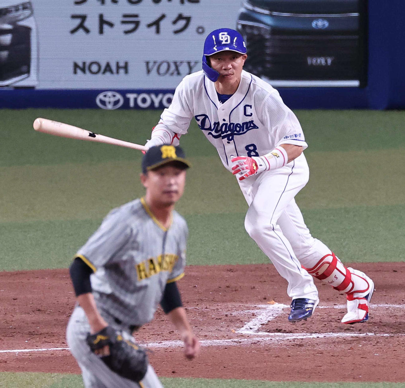 阪神対中日　4回裏中日2死二塁、大島は中前適時打を放つ（撮影・上田博志）