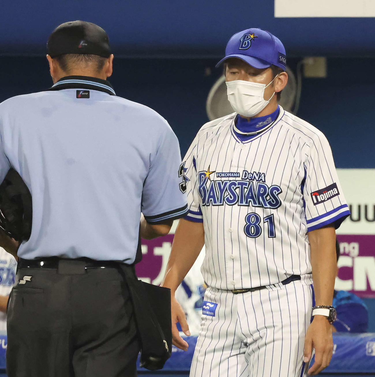 DeNA対ヤクルト　9回、選手の交代を告げるDeNA三浦監督（撮影・丹羽敏通）