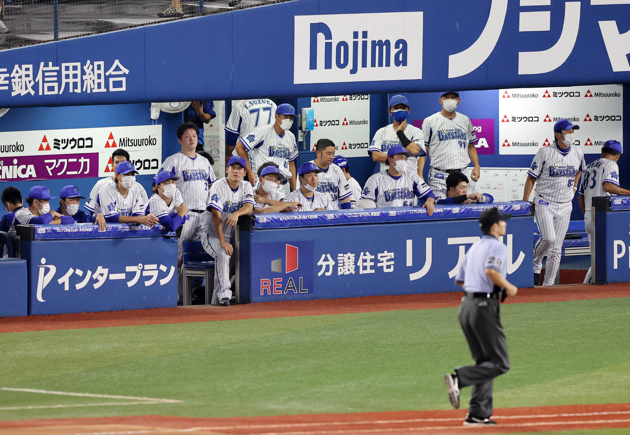 DeNA対ヤクルト　敗戦し悔しそうな表情を見せるDeNAの選手たち（撮影・鈴木正人）