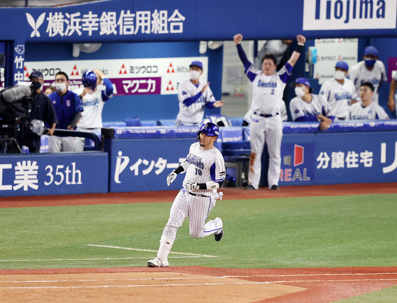 DeNA対ヤクルト　6回裏DeNA無死、戸柱は右越えソロ本塁打を放つ（撮影・鈴木正人）