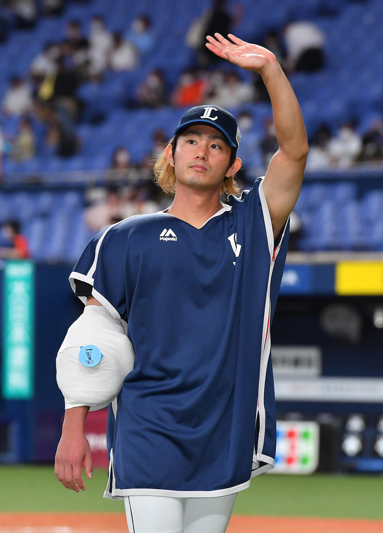 オリックス対西武　9回144球の熱投で勝利投手となりファンに手を振る西武今井（撮影・清水貴仁）