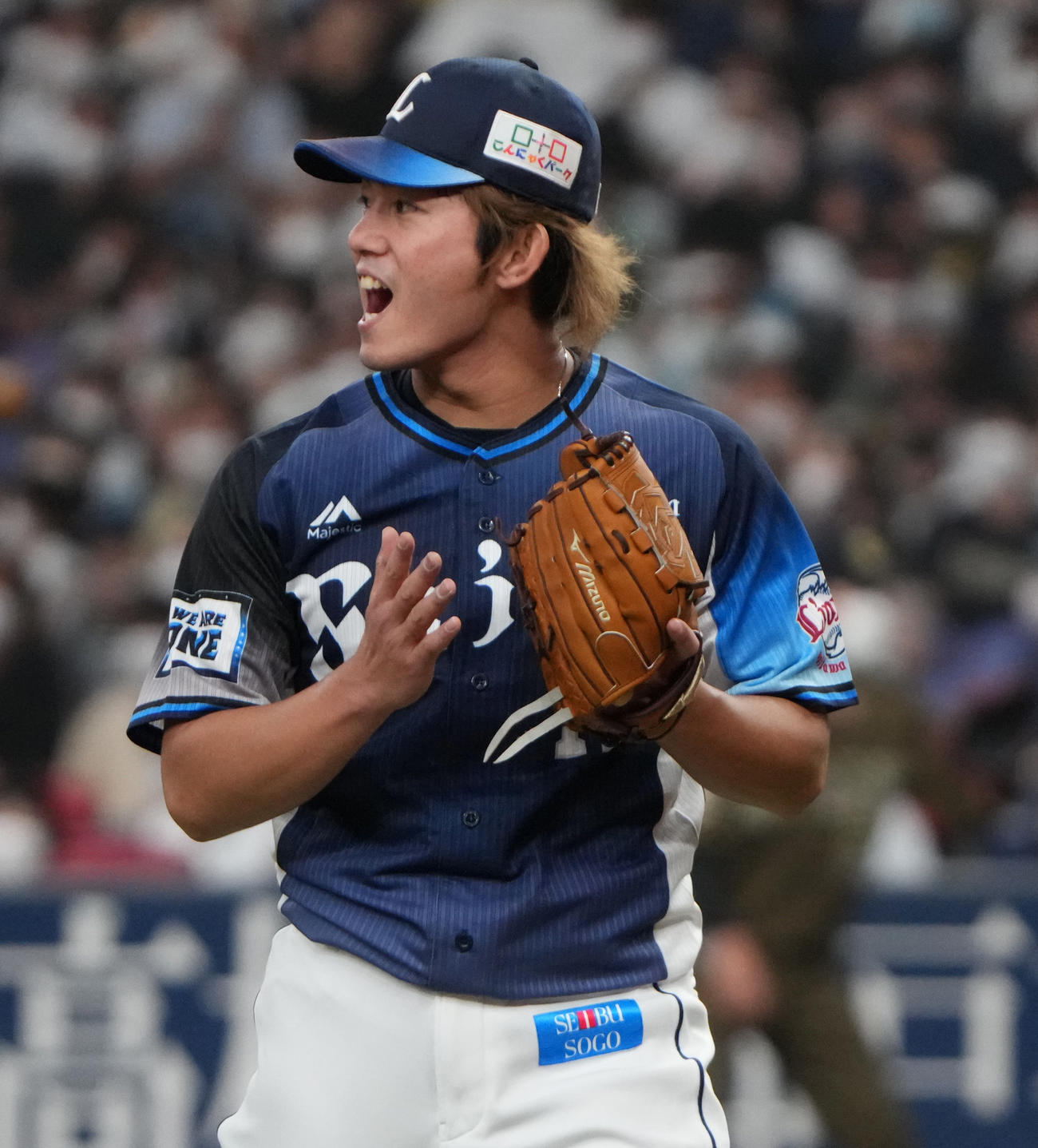 オリックス対西武　6回裏オリックス2死二塁、中川圭を遊ゴロに打ち取りグラブをたたく西武今井（撮影・清水貴仁）