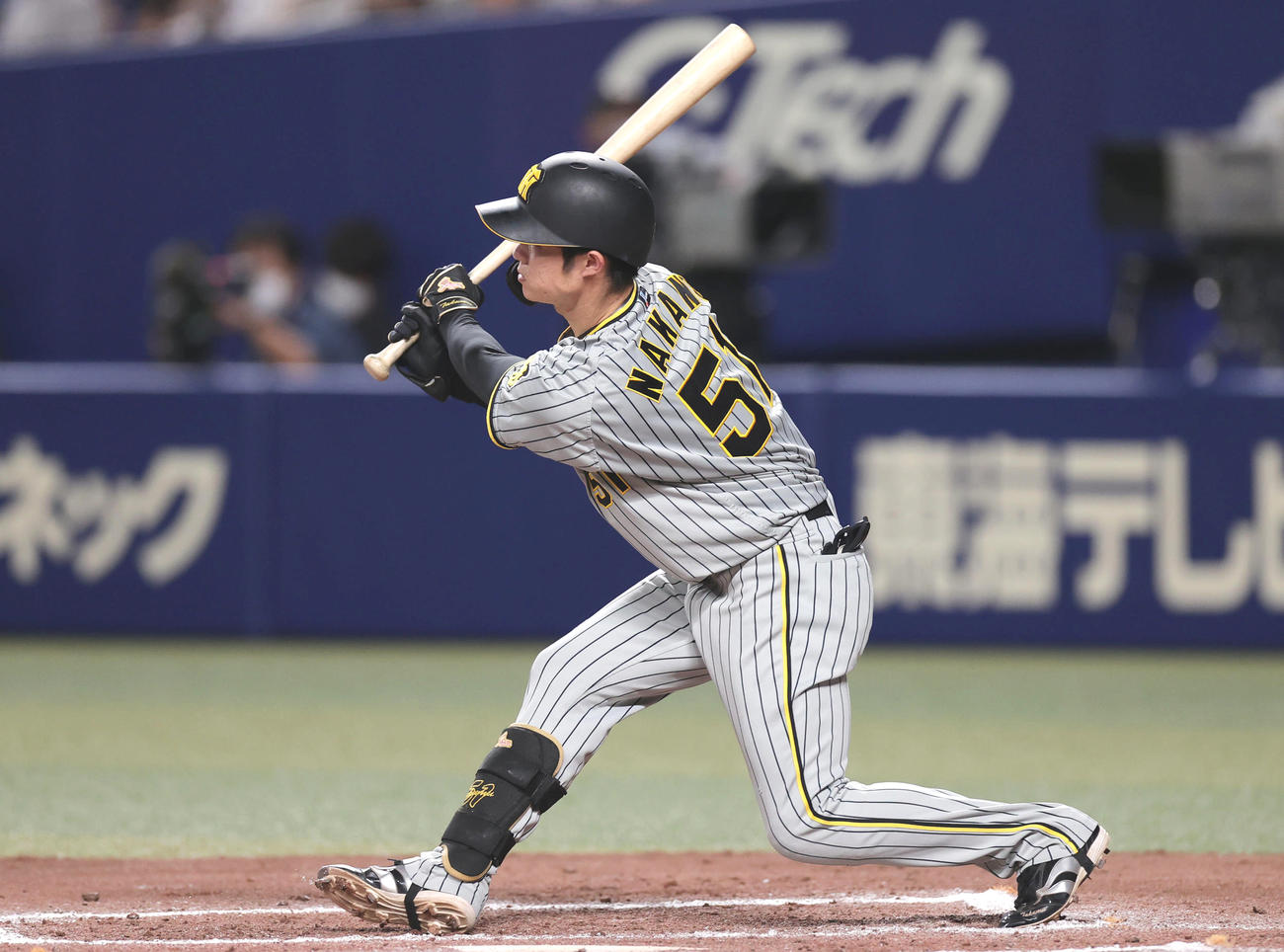 7回表阪神1死、右前打を放つ中野（撮影・前田充）