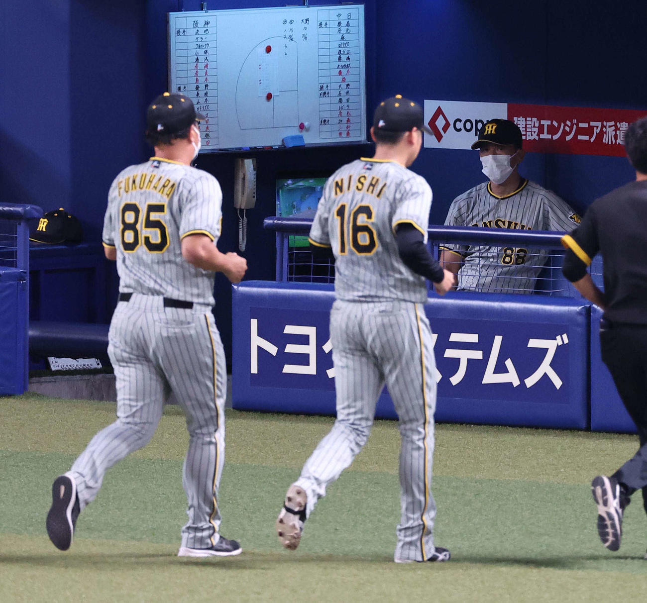 4回、降板する西勇輝（中央）を見つめる矢野監督（撮影・上田博志）
