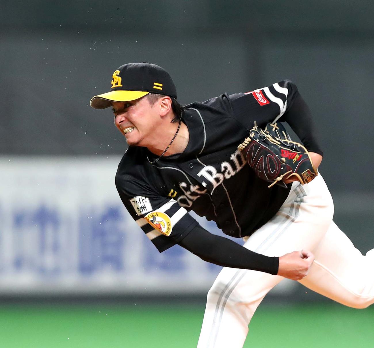 日本ハム対ソフトバンク　汗を飛び散らせて力投する東浜（撮影・黒川智章）