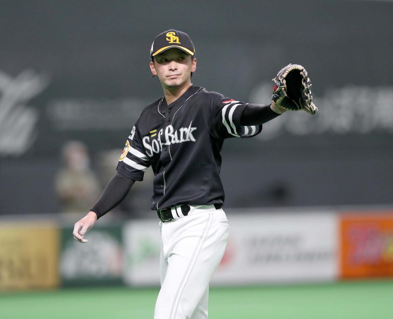 日本ハム対ソフトバンク　4回裏、無失点に抑え引き揚げる東浜（撮影・黒川智章）