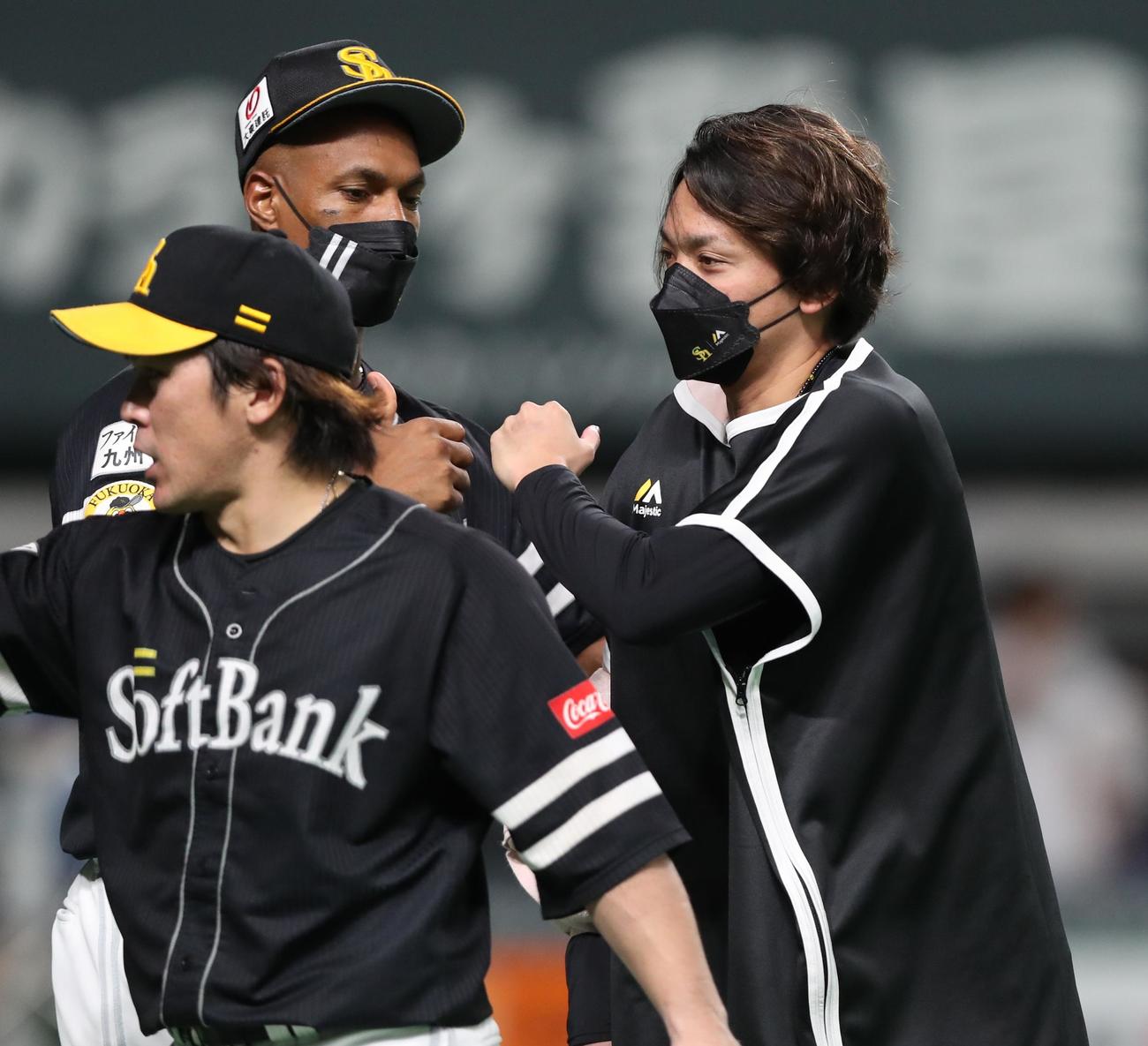 日本ハム対ソフトバンク　試合後、ナインとタッチする東浜（撮影・黒川智章）