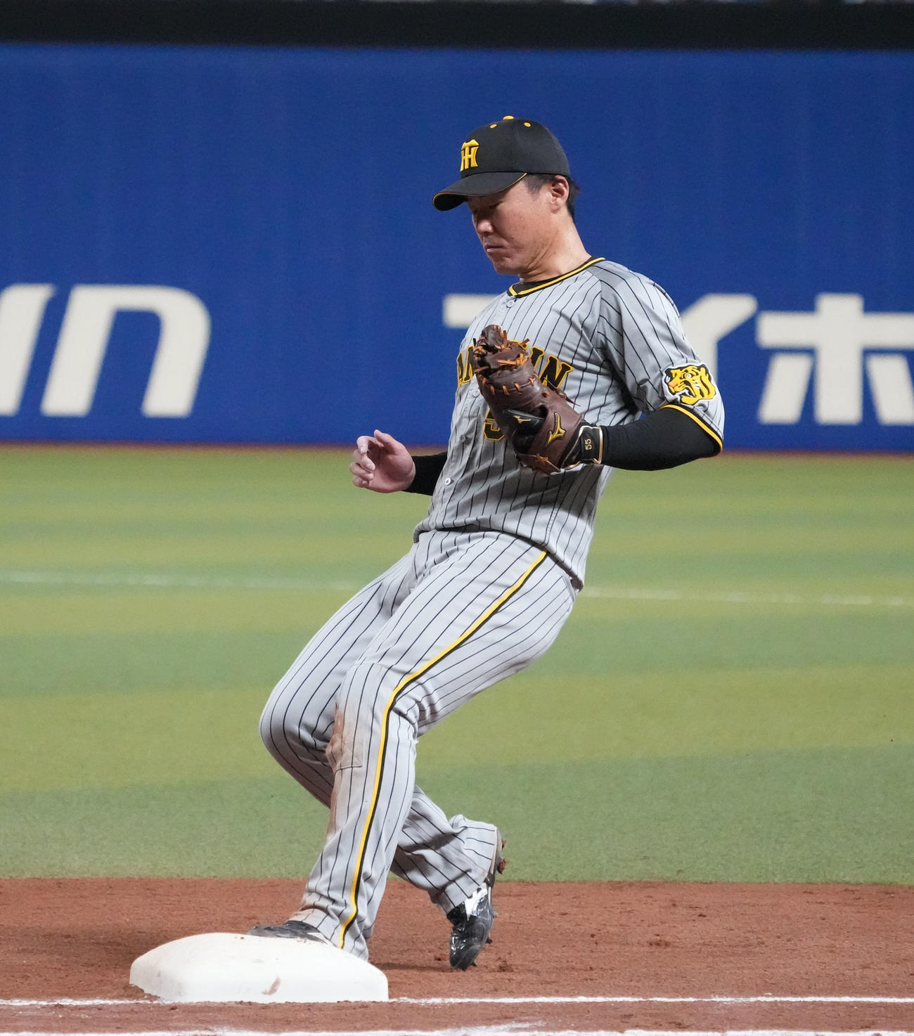 中日対阪神　5回裏中日1死、平田の一ゴロを処理する陽川（撮影・森本幸一）