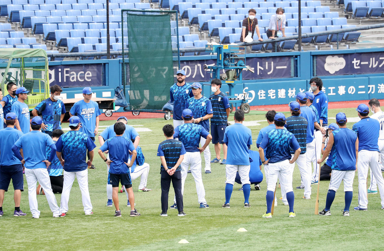 DeNA対ヤクルト　練習前、選手たちに話すDeNA三浦監督（中央）（撮影・鈴木正人）