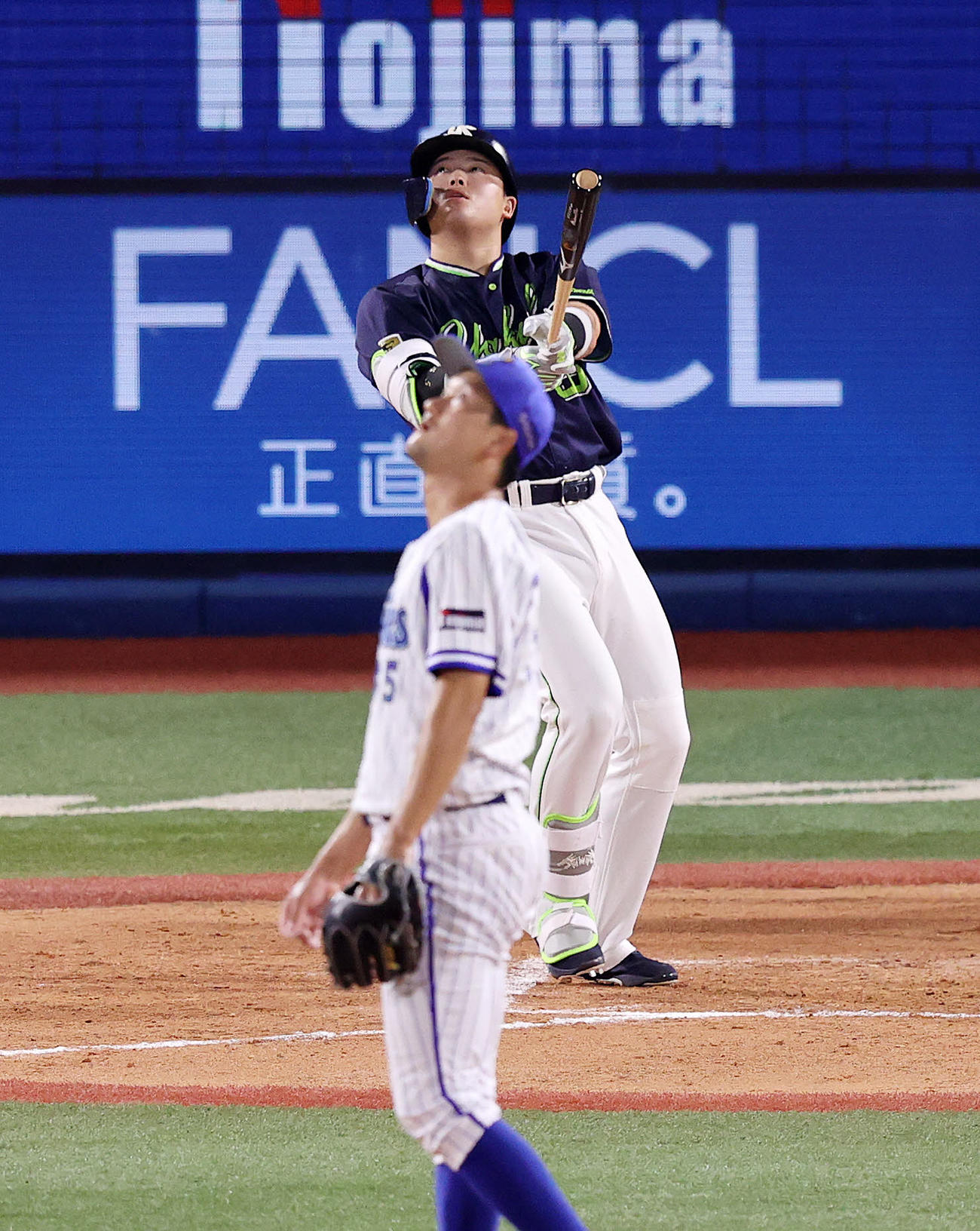 DeNA対ヤクルト　7回表ヤクルト2死、村上は右越えソロ本塁打を放つ、投手は三上朋也（撮影・鈴木正人）