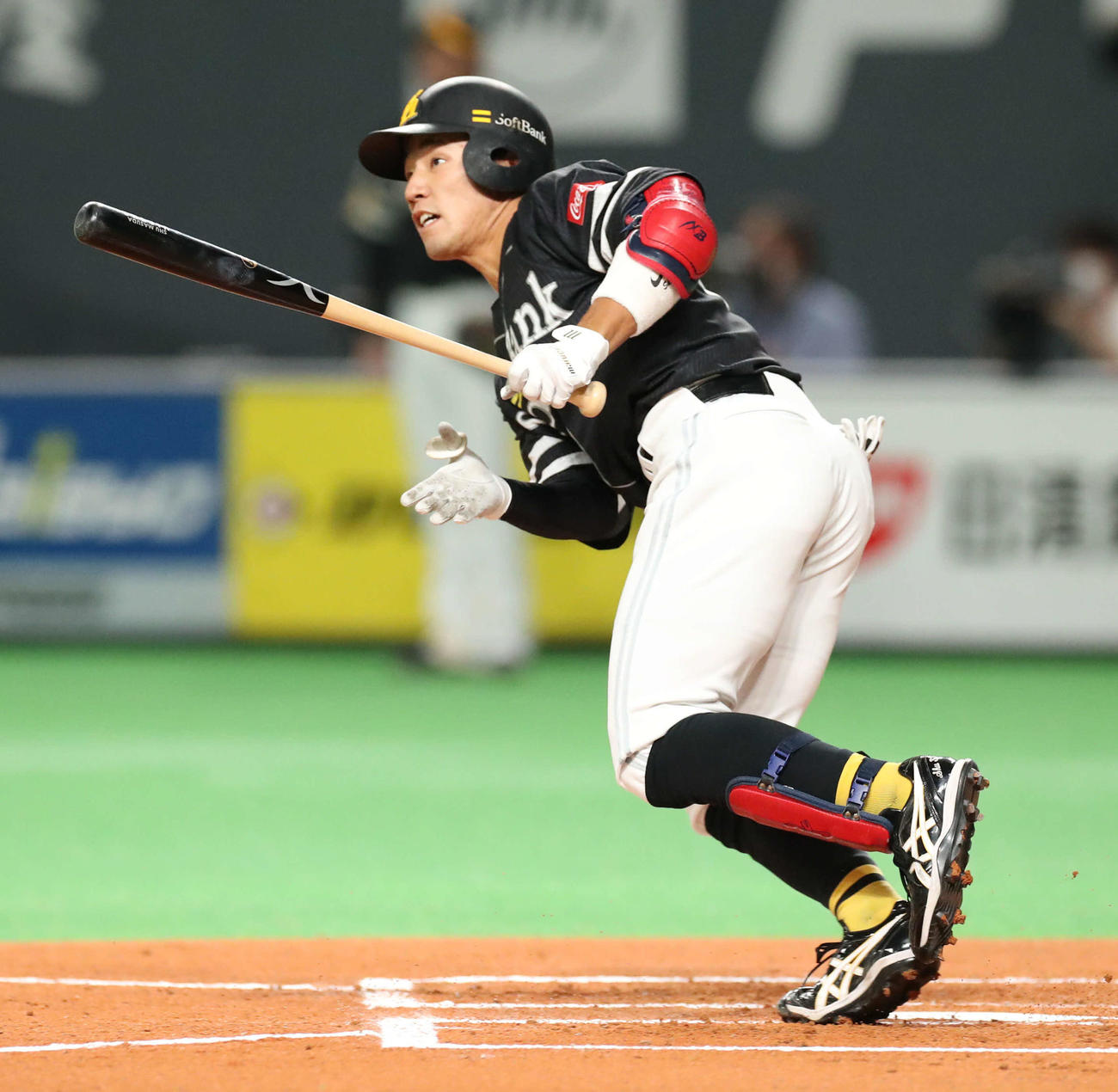 日本ハム対ソフトバンク　2回表ソフトバンク1死一、二塁、増田は先制となる適時二塁打を放つ（撮影・佐藤翔太）