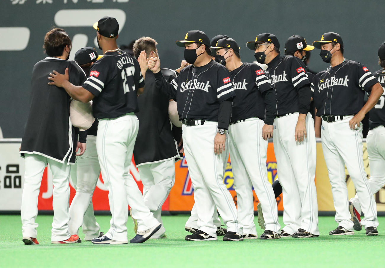 日本ハム対ソフトバンク　試合終了後、ナインを出迎える藤本監督（中央）（撮影・佐藤翔太）