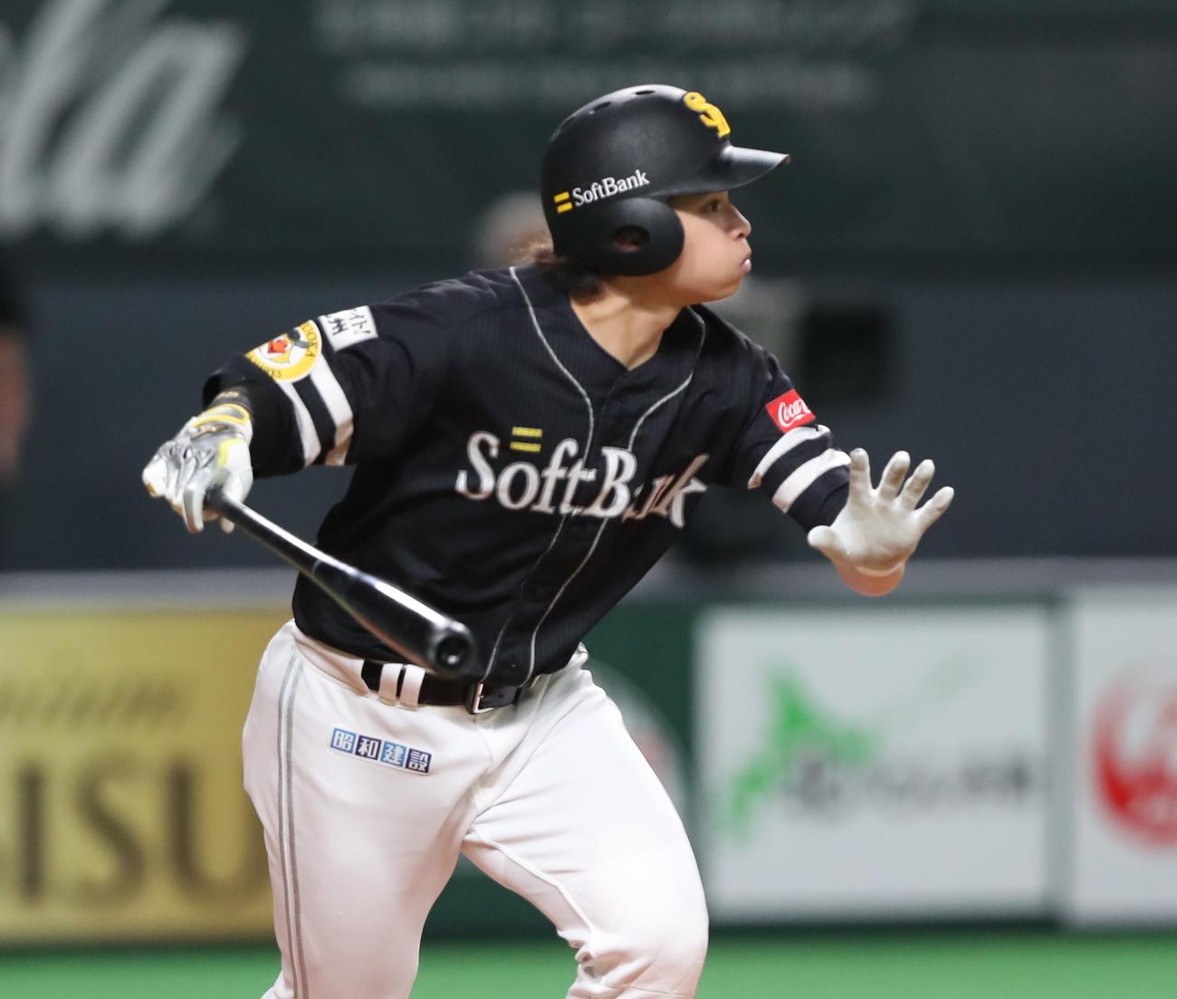 日本ハム対ソフトバンク　2回表ソフトバンク1死一塁、中前打を放つ谷川原（撮影・黒川智章）